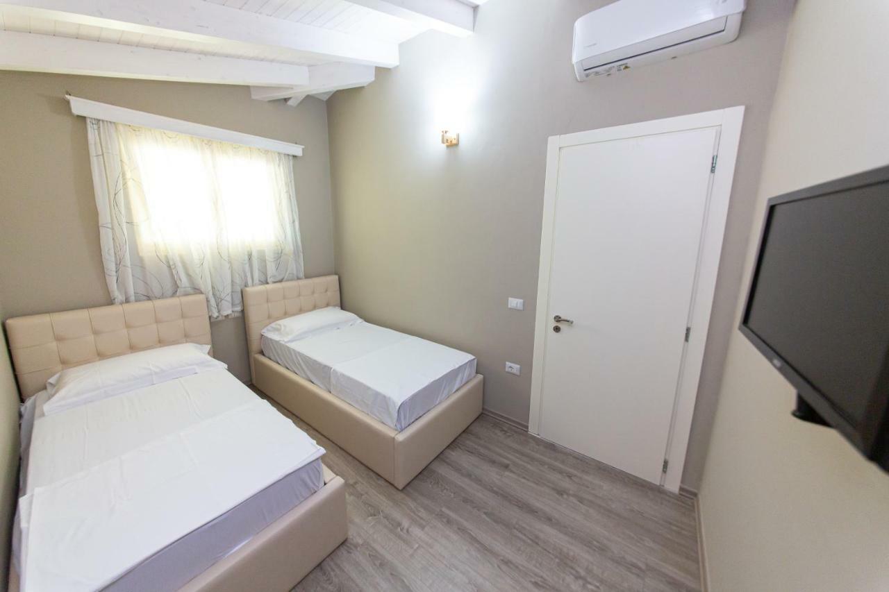 Hotel Roi Radhimë エクステリア 写真